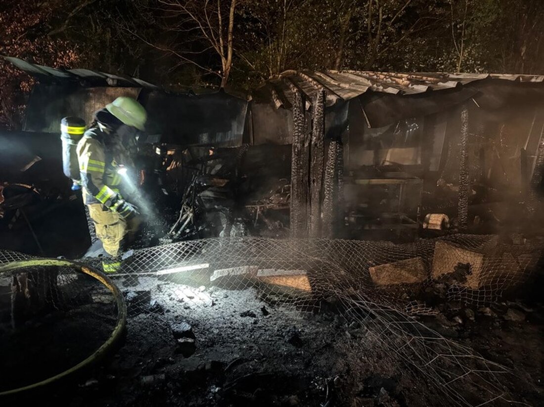 In der Nacht kam es in Voerde zu einem großflächigen Brand eines Geräteschuppens. Die Feuerwehr war schnell im Einsatz.