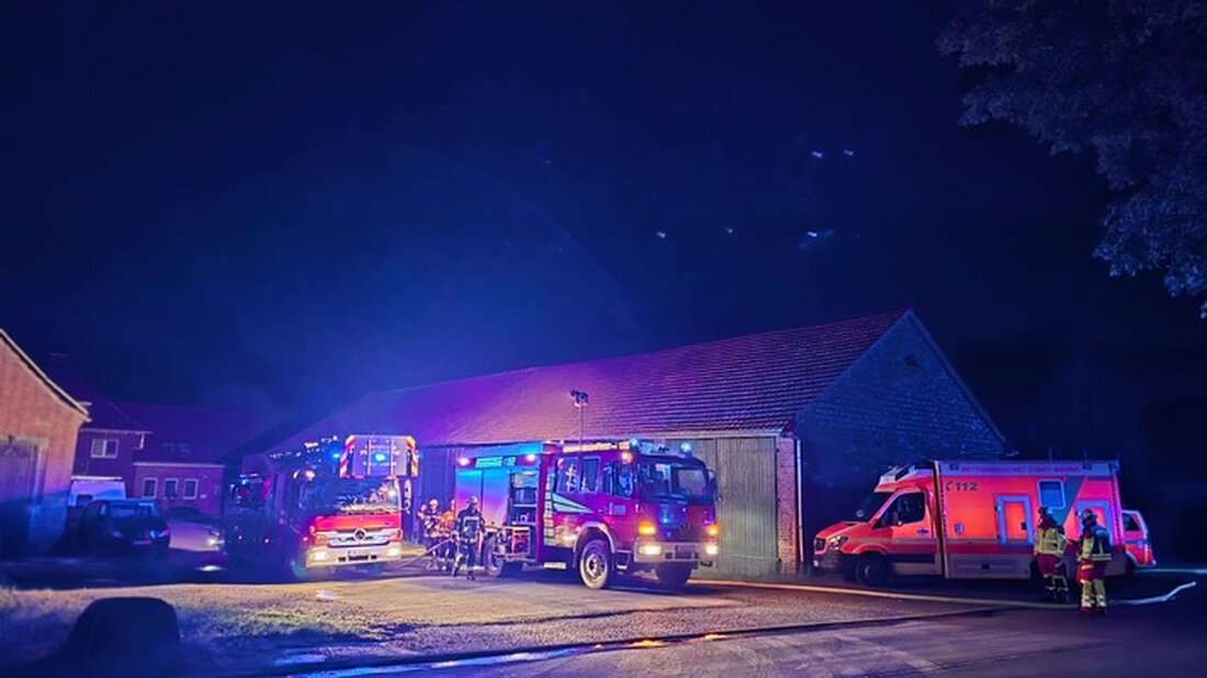 In Werne-Horst wurde ein 150 m² großer Holzhaufen gelöscht. Feuerwehr verhinderte Übergriff auf angrenzendes Gebäude, niemand verletzt.
