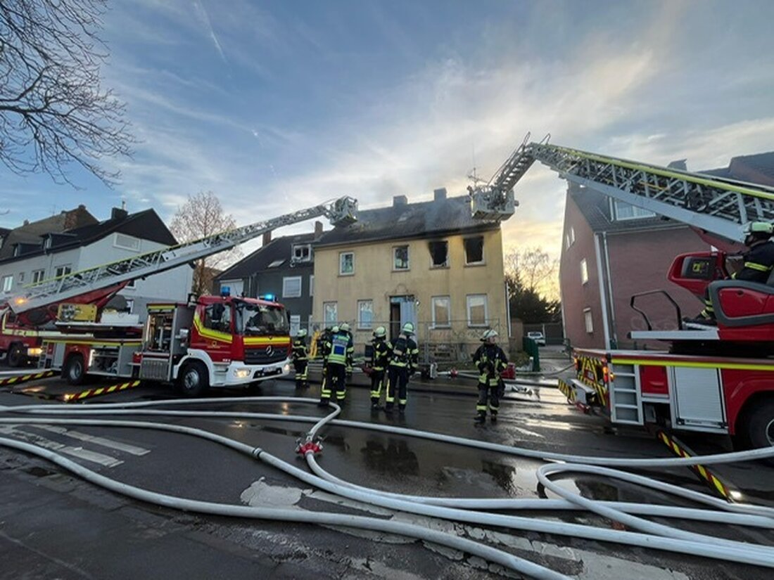Am Sonntagabend wurde die Feuerwehr Dortmund zu einem Wohnungsbrand in Wickede gerufen. 50 Einsatzkräfte löschten das Feuer ohne Verletzte.