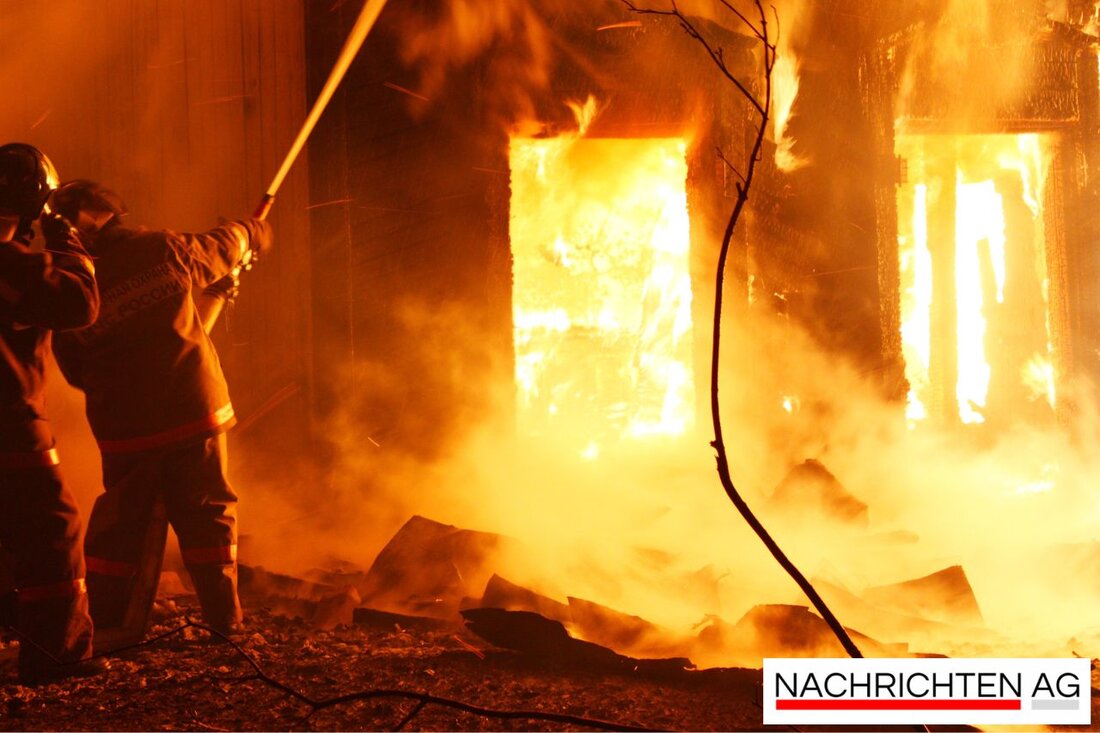 Großbrand in Hatten: Über 200 Feuerwehr- und Rettungskräfte bekämpfen Feuer auf Schrottplatz, das gegen 22 Uhr ausbrach.