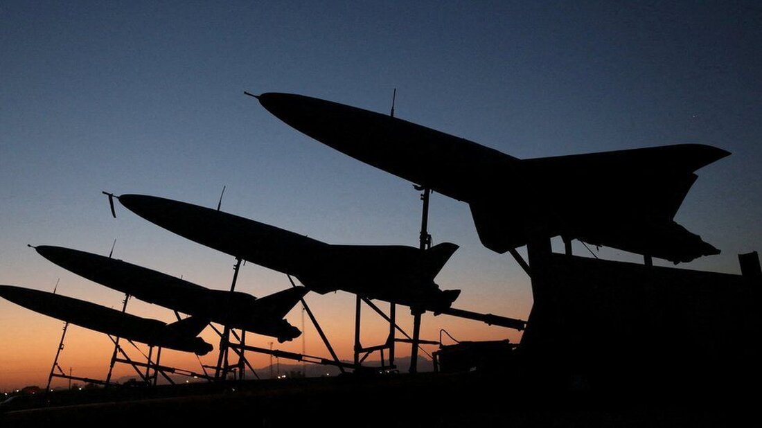 Großbritannien, Frankreich und Deutschland haben angekündigt, die Sanktionen gegen den Iran beizubehalten, um das Land davon abzuhalten, Drohnen und Raketen an Russland zu verkaufen. Im Jahr 2015 stimmte der Iran einem Atomabkommen zu, und gemäß den Bedingungen sollen einige Sanktionen nächsten Monat aufgehoben werden. Doch die europäischen Staaten glauben, dass Iran durch die Anreicherung und Speicherung von Uran gegen das Abkommen verstoßen hat. Der Iran bezeichnet ihren Schritt als „illegal und provokativ“. Hochangereichertes Uran kann zur Herstellung einer Atomwaffe verwendet werden. Die europäischen Mächte kündigten an, auslaufende UN-Sanktionen in ihre eigenen Gesetze zu integrieren. Einige der Maßnahmen sollen den Iran …