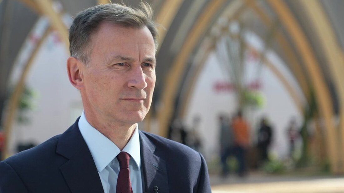 Die Regierung habe die Bank of England gebeten, Optionen für die Verwendung russischer Staatsvermögenswerte zur Finanzierung der Kriegsanstrengungen der Ukraine zu prüfen, sagte Bundeskanzler Jeremy Hunt gegenüber der BBC. Herr Hunt sagte, Finanzminister auf der ganzen Welt hätten darüber diskutiert, was sie über die Sanktionen hinaus noch tun könnten, um Russlands Zahlungsfähigkeit für den Krieg zu beeinträchtigen. „Das ist ein illegaler Krieg“, sagte Herr Hunt. „Wir müssen alles tun, um sicherzustellen, dass Russland es nicht weiterhin finanzieren kann.“ Auf der Jahreskonferenz des IWF in Marrakesch sagte Herr Hunt der BBC, dass die Finanzminister einiger der größten Volkswirtschaften der Welt – …