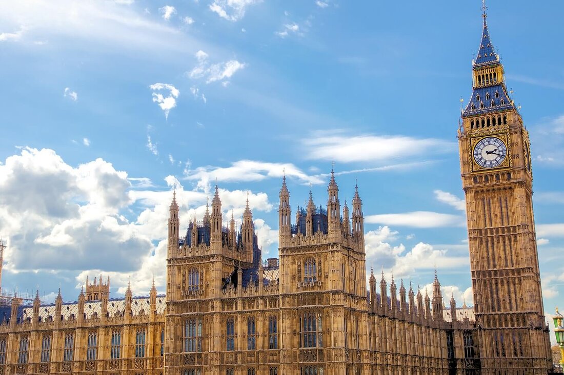 Der neue britische Gesetzentwurf erkennt Bitcoin und andere digitale Vermögenswerte als persönliches Eigentum an. Nach dem neuen Gesetz genießen Kryptobesitzer einen stärkeren Rechtsschutz. Das britische Parlament hat einen neuen Gesetzentwurf eingebracht, der die Eigentumsverhältnisse bei digitalen Vermögenswerten klarstellt, indem er Bitcoin und andere Krypto-Vermögenswerte als persönliches Eigentum anerkennt. Der neue Gesetzesentwurf, der Property (Digital Assets etc) Bill, soll Krypto-Besitzern rechtlichen Schutz bieten. Er wurde am 11. September 2024 im britischen Parlament eingebracht. „Zum ersten Mal in der britischen Geschichte können digitale Vermögenswerte, darunter Kryptowährungen, nicht fungible Token wie digitale Kunst und Emissionszertifikate, nach dem Gesetz als persönliches Eigentum betrachtet werden“, …