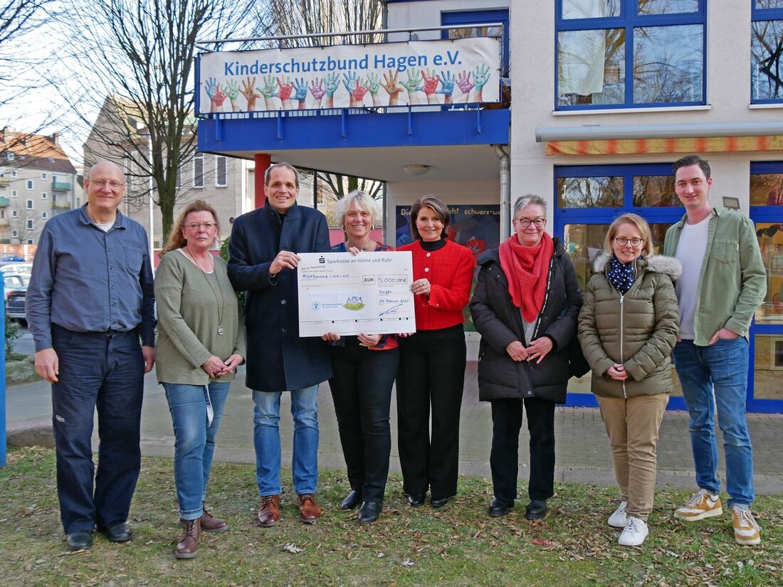 Nach einem Benefizkonzert überreichte FUKS e.V. einen symbolischen Scheck über 5.000 Euro an den Kinderschutzbund Hagen.