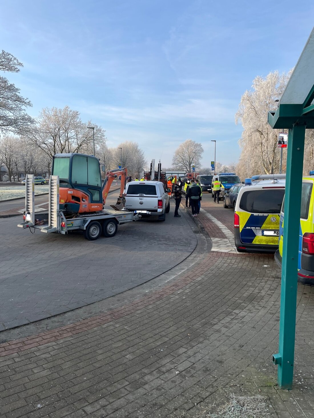 Polizei kontrolliert auf der B437: 41 Verstöße, fünf Fahrer ohne Erlaubnis. Aktionen zur Verkehrssicherheit in Varel.