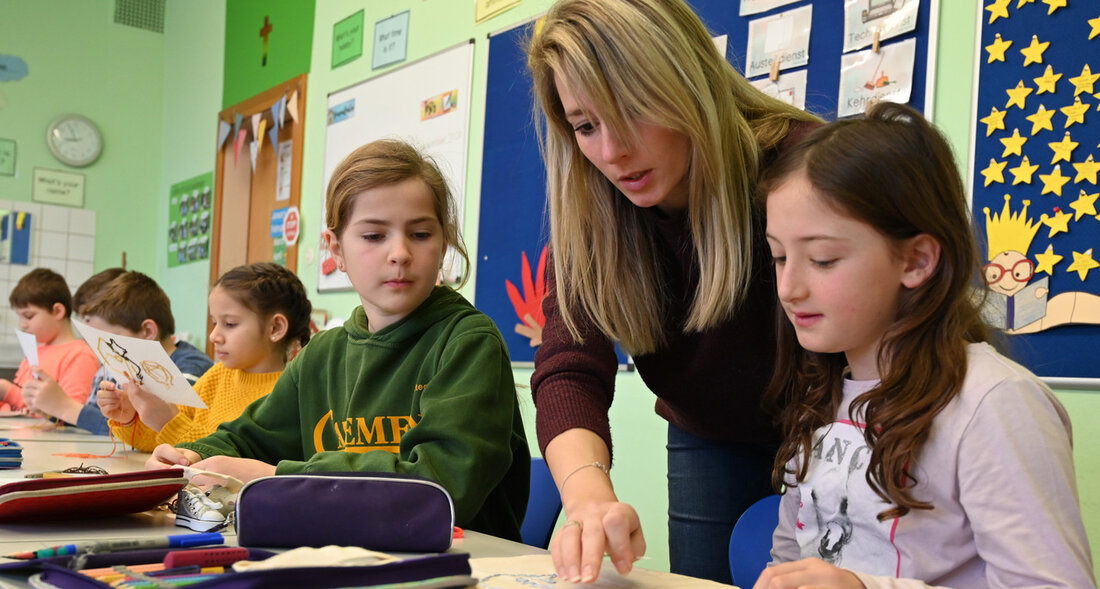 Die Ergebnisse der landeseigenen Lernstandsdiagnose „Lernstand 5“ für das Jahr 2023 zeigen große Leistungsunterschiede zwischen den Schularten sowie innerhalb der Schularten in Baden-Württemberg. Knapp 89.000 Schülerinnen und Schüler nahmen zu Beginn des Schuljahres 2023/24 an der Lernstandsdiagnose teil, die Tests in den Fächern Mathematik und Deutsch bietet. Die Lehrkräfte leiten aus den Ergebnissen Fördermöglichkeiten ab, um die Schülerinnen und Schüler entsprechend ihrem Kompetenzstand zu unterstützen. Die Ergebnisse, die nun als Monitoring-Report veröffentlicht wurden, zeigen, dass bereits zu Beginn der fünften Klasse große Unterschiede im Leistungsstand der Schülerinnen und Schüler bestehen. Vor allem im Leseverständnis gibt es deutliche Unterschiede zwischen den …