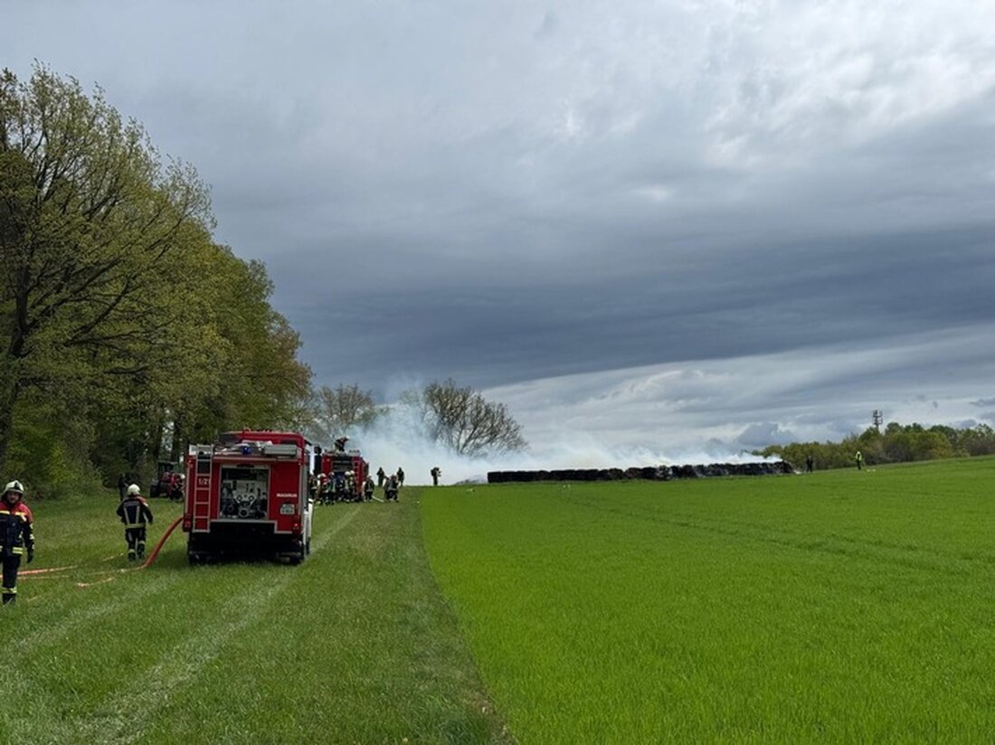 Die Feuerwehr Allensbach alarmierte am 20.04.2025 zur Bekämpfung von 50 brennenden Strohballen und beendete den Einsatz nach fünf Stunden.