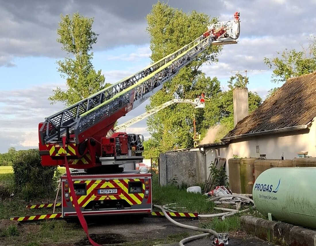 Feuerwehr Moers kämpfte über zehn Stunden gegen einen Dachstuhlbrand in Moers-Kapellen. 90 Einsatzkräfte waren im Einsatz. Ursachen unklar.
