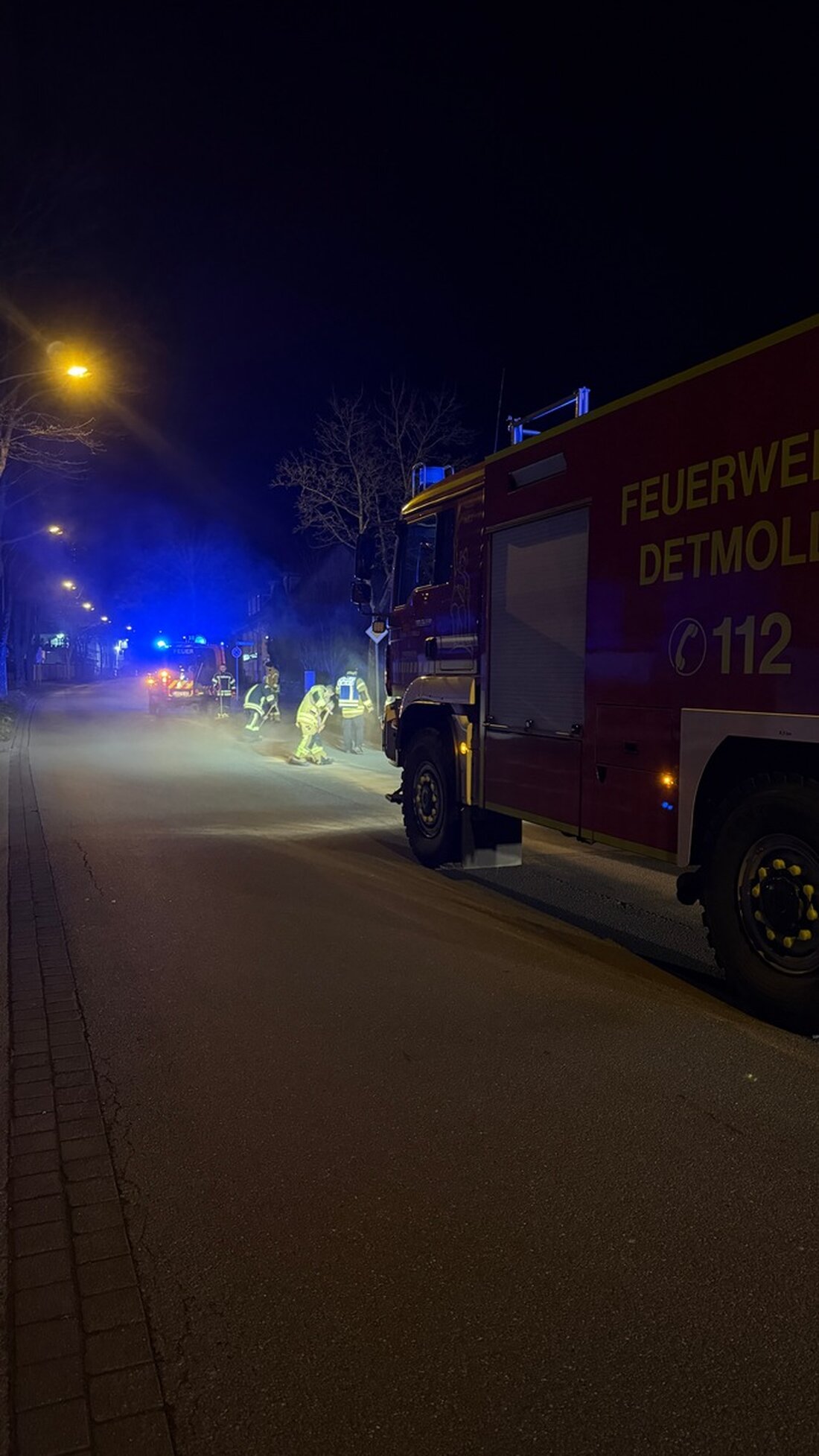 Die Feuerwehr Detmold war am Montag im Großeinsatz wegen einer umfangreichen Ölspur in Pivitsheide. Sperrungen nicht ignorieren!