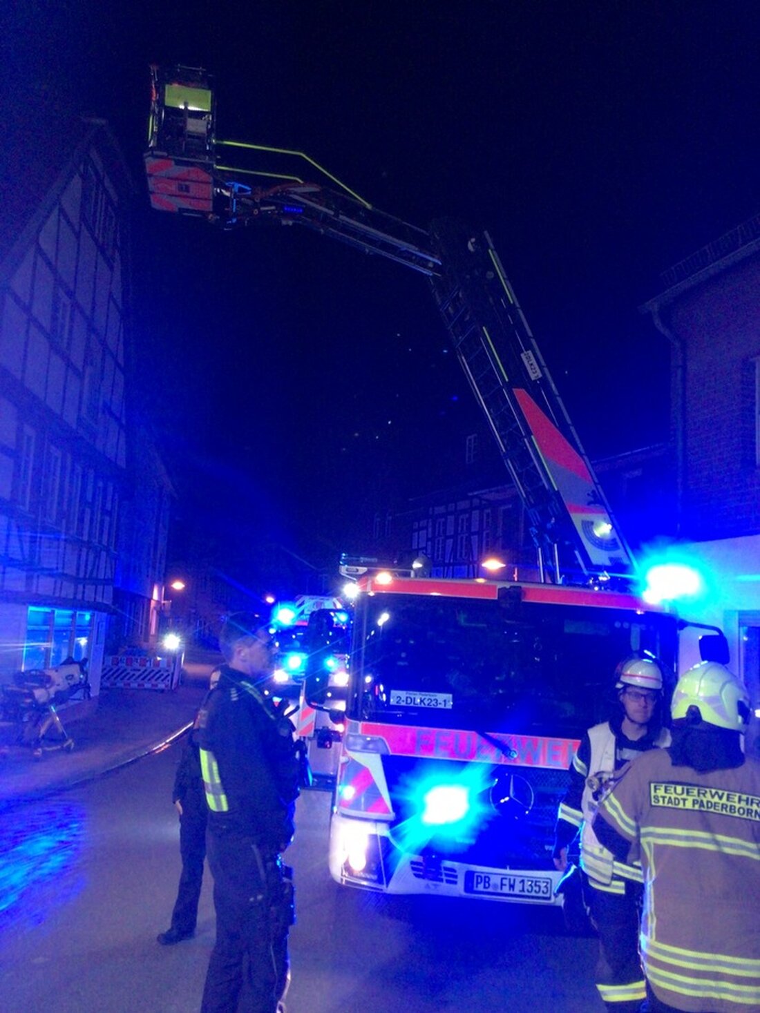 Feuerwehr Paderborn reagierte am 04.04.2025 auf einen Zimmerbrand in einem Mehrfamilienhaus in der Residenzstraße und rettete zwei Personen.