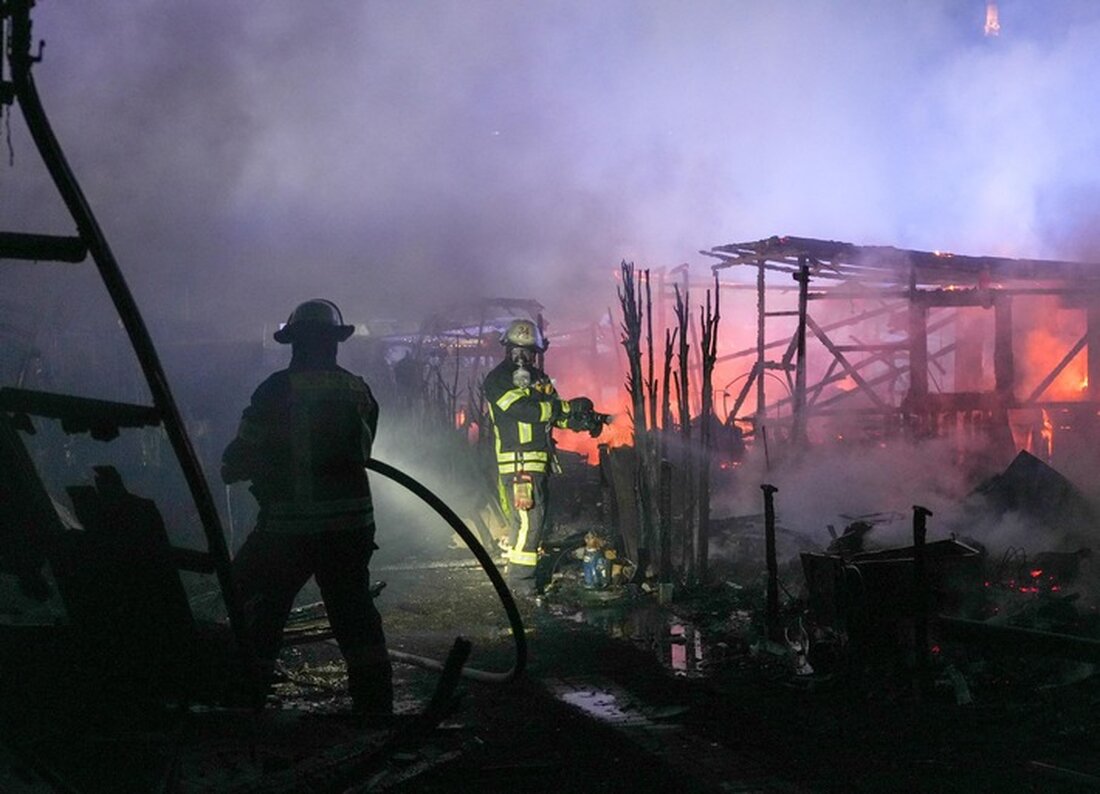 Am Samstagabend rückte die Feuerwehr Hagen zu einem Brand auf dem Campingplatz Baukey am Harkortsee aus. Drei Wohnwagen brannten, zahlreiche Kräfte von Berufs- und Freiwilliger Feuerwehr waren im Einsatz, um das Feuer schnell unter Kontrolle zu bringen.