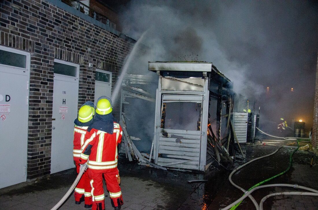 In Nortorf brach in der Nacht ein Feuer in einem Wohn- und Geschäftshaus aus. 90 Einsatzkräfte verhinderten Schlimmeres.