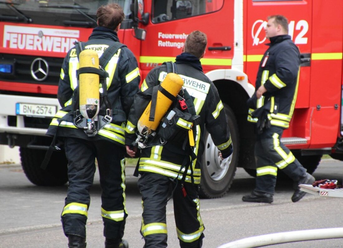 Am 14.05.2025 rettete die Feuerwehr Bonn Bewohner aus einer Wohnung nach einem Balkonbrand in Plittersdorf, Ostseestraße.