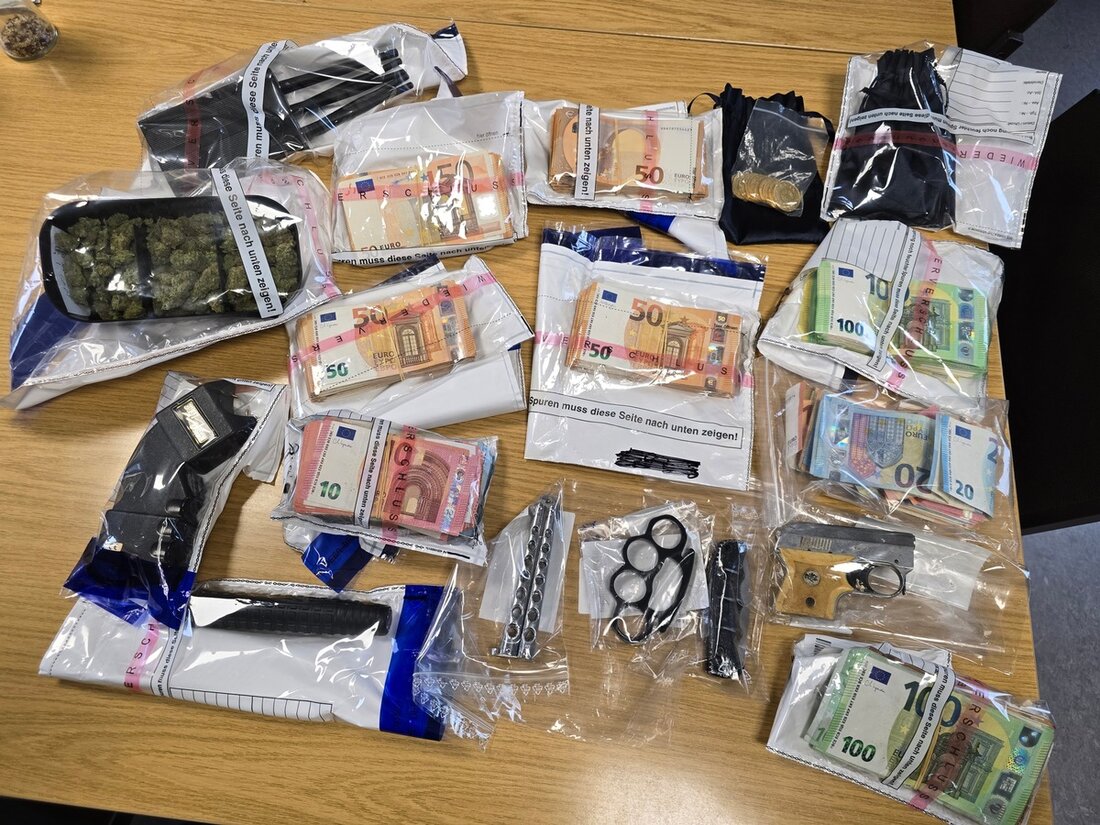 Über 100 Polizisten durchsuchten 11 Objekte in Buxtehude, Jork und Hamburg im Rahmen eines Drogenhandelsverfahrens.