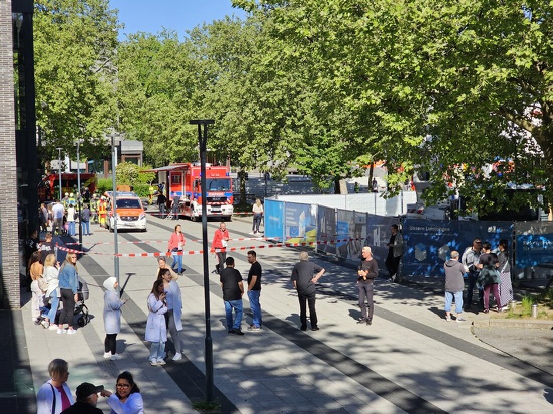 Großaufgebot von Feuerwehr und Rettungsdienst am Vendômer Platz: Reizgas-Einsatz sorgt für 35 betroffene Personen und schnelle Maßnahmen.