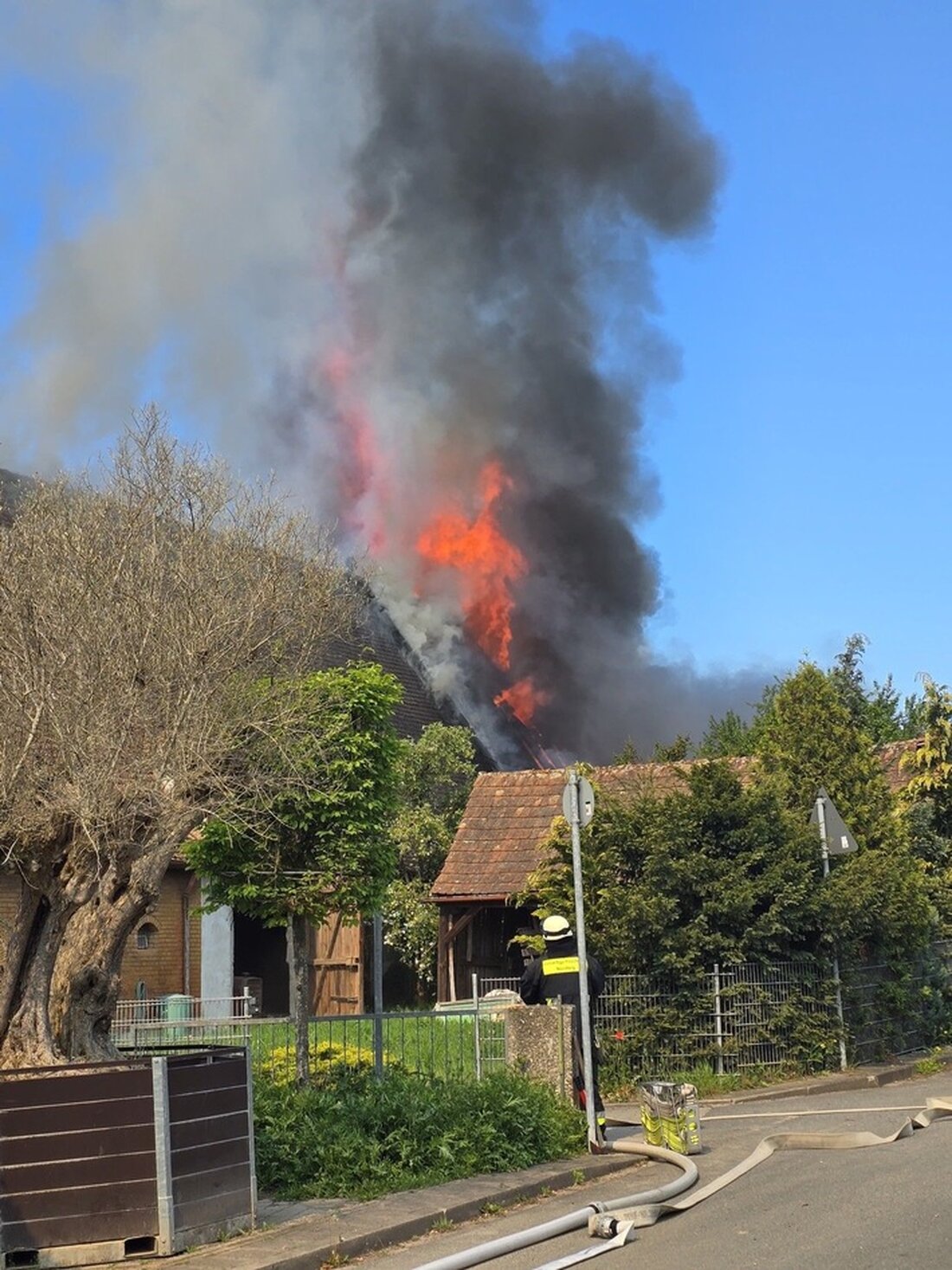 Feuerwehr Nürnberg schlug schnell Alarm bei einem Brand in einem über hundertjährigen Anwesen in Krottenbach. 100 Einsatzkräfte verhinderten Schlimmeres.