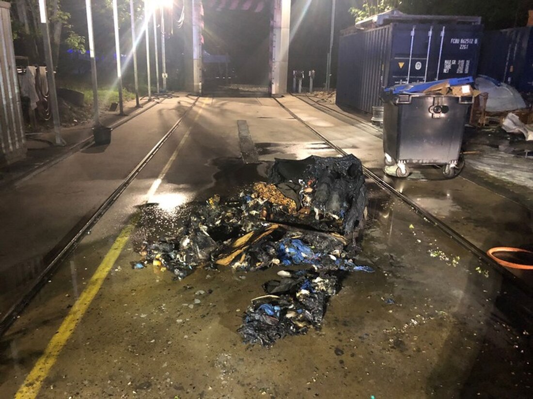 Freiwillige Feuerwehr Bedburg-Hau löscht nächtlichen Brand eines 1100-Liter-Müllcontainers auf Betriebsgelände in Hasselt.