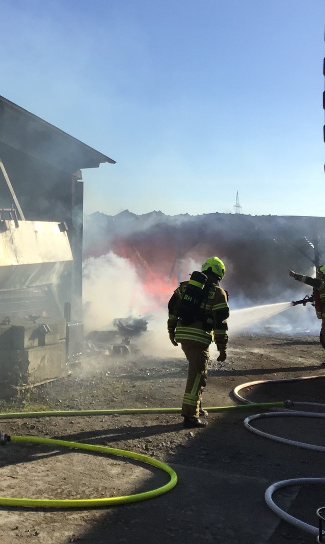 Die Feuerwehr Paderborn löschte am 14.05.2025 einen Brand in einem Unterstand auf einem Bauernhof in Benhausen.