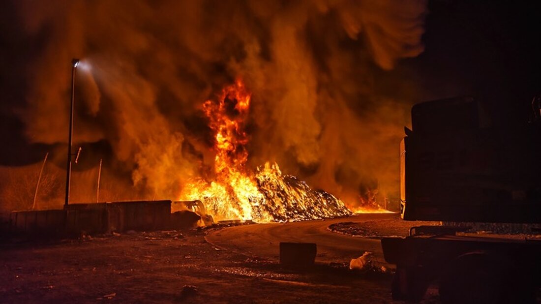 In der Nacht zum 22.03.2025 brach ein Brand auf der Mülldeponie in Erfurt-Schwerborn aus. Feuerwehr kämpft gegen die Flammen.