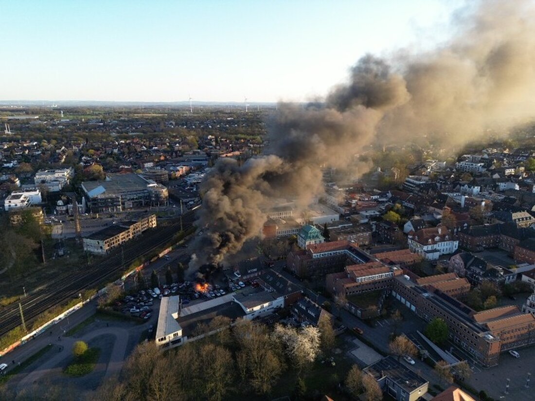 Am Sonntagabend brach ein Brand auf einem Schrottplatz in Ahlen aus. Die Feuerwehr kontrollierte das Feuer und verletzte niemanden.