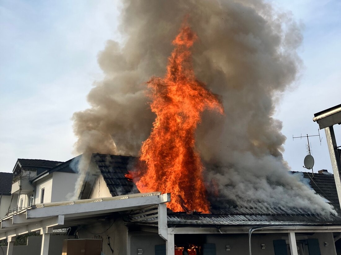 Im Stadtteil Hebborn in Bergisch Gladbach brannte ein Anbau eines Einfamilienhauses komplett nieder. Maßnahmen der Feuerwehr erfolgreich.