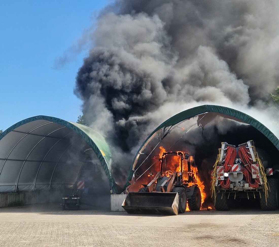 In Hude brannte eine Maschinenhalle, zwei Radlader wurden komplett zerstört. Ermittlungen zur Brandursache dauern an.