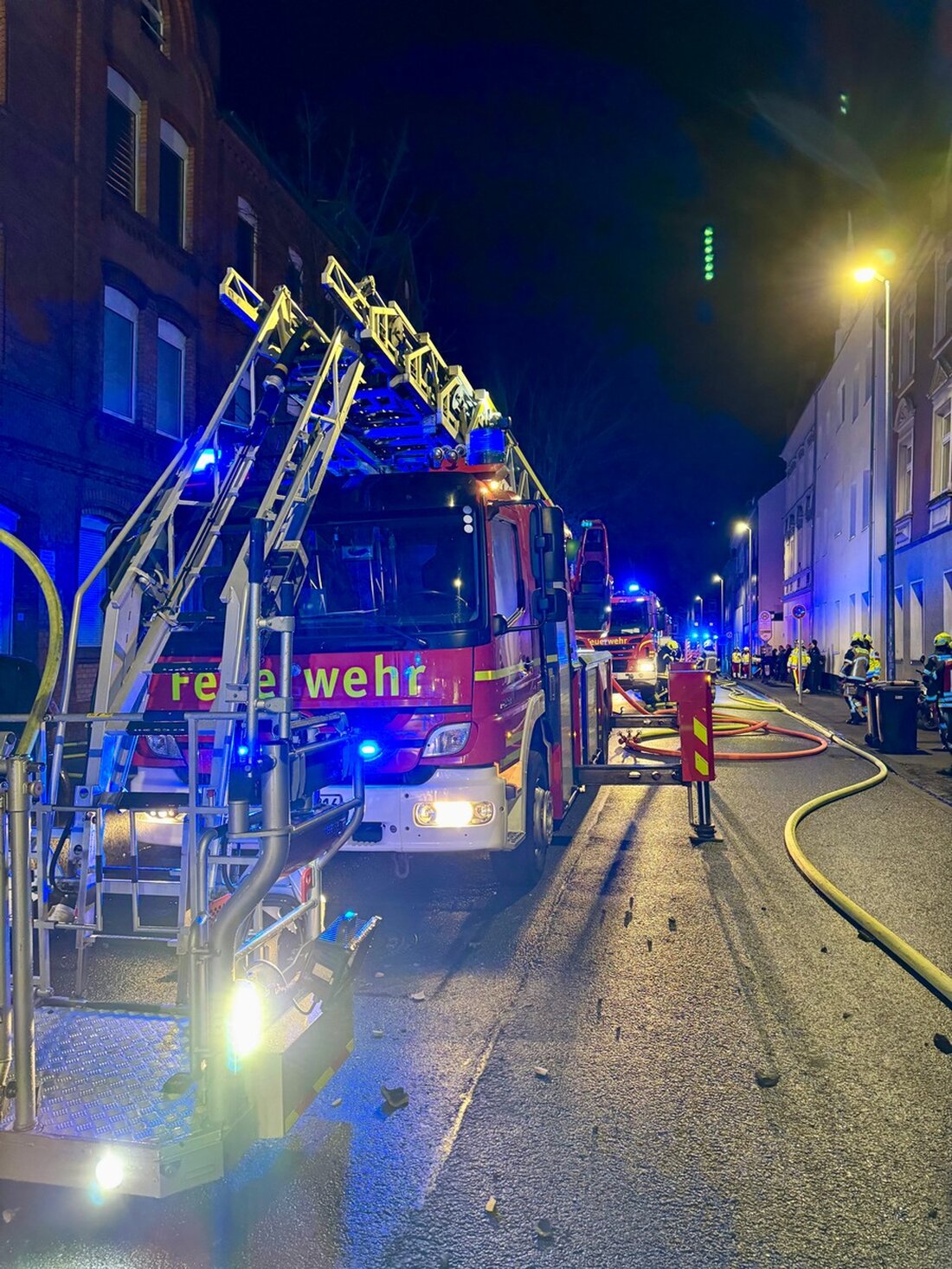 In Gelsenkirchen-Neustadt brach nachts ein Dachstuhlbrand in einem Mehrfamilienhaus aus. 45 Feuerwehrkräfte verhinderten Schlimmeres.
