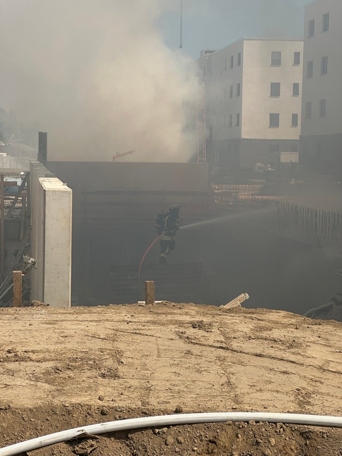 Feuerwehr Dortmund kämpfte gegen ein Feuer auf einer Tiefgaragenbaustelle in der östlichen Innenstadt. Starke Rauchbelästigung führte zu Warnungen der Bevölkerung.