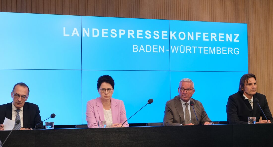 Baden-Württemberg gelingt großer Schlag gegen Betrügernetzwerk – Schaden von zehn Millionen Euro verhindert Baden-Württemberg hat gemeinsam mit internationalen Behörden und Organisationen aus Polizei und Justiz einen beeindruckenden Erfolg im Kampf gegen Cyberkriminalität erzielt. Ein höchst professionell agierendes Betrügernetzwerk konnte aufgedeckt und in rund 6.000 Fällen ein Schaden von insgesamt rund zehn Millionen Euro verhindert werden. Dieser Erfolg zeigt die Effektivität und Schlagkraft der Ermittlungsbehörden in Baden-Württemberg im Kampf gegen immer raffinierter werdende Betrugsmethoden. Der stellvertretende Ministerpräsident und Innenminister Thomas Strobl betonte, dass betrügerische Anrufstraftaten besonders perfide und skrupellos seien, da sie mit den Ängsten und Nöten der Menschen spielen und …