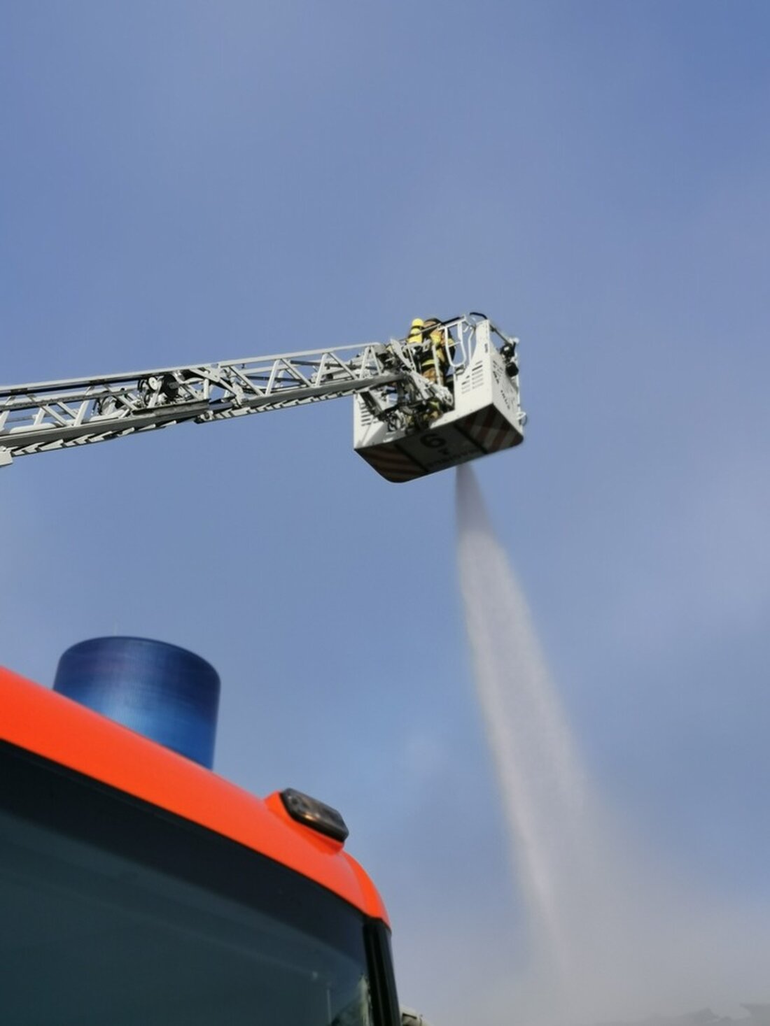 Am Ostersonntag brannte es in einer Lagerhalle in Essen-Horst. Feuerwehr konnte Brand schnell unter Kontrolle bringen.