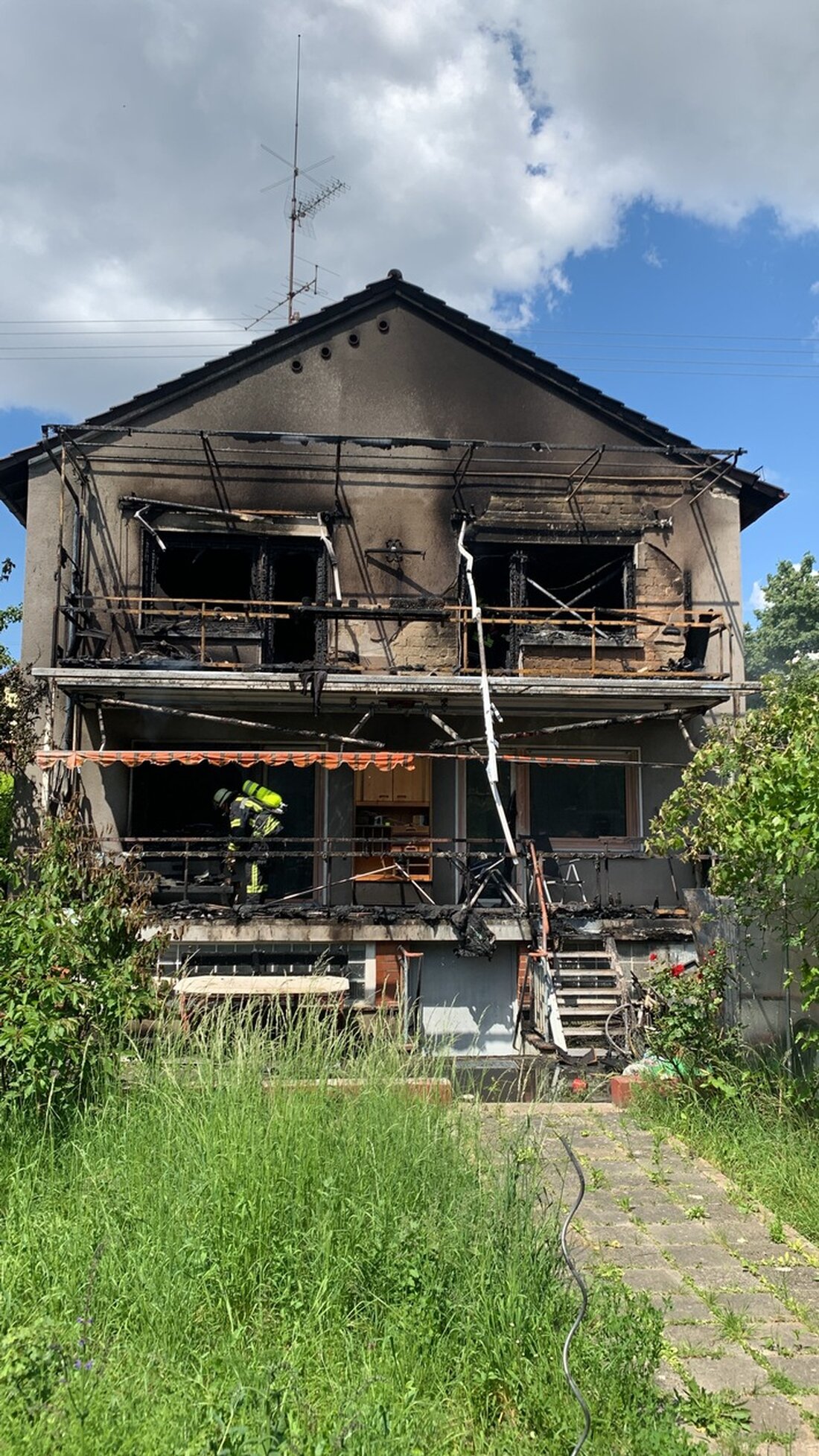 Am 12.05.2025 brannte ein Gebäude in Ludwigshafen-Oggersheim. Die Feuerwehr verhinderte eine Ausbreitung des Feuers.