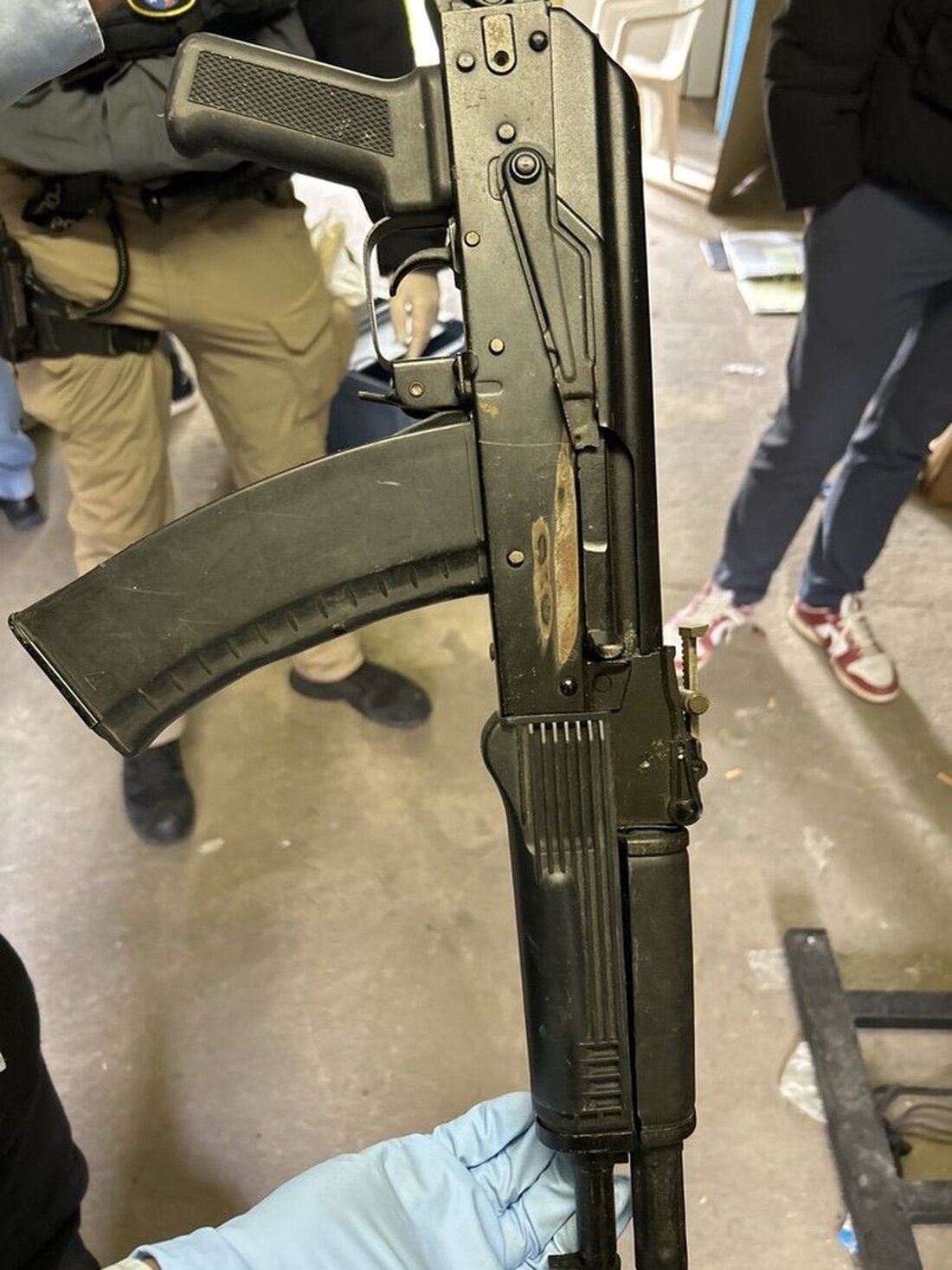 In einer koordinierten Aktion nahmen das HLKA und ZFA in Hessen mehrere Mitglieder organisierten Verbrechens fest, die Drogen und Waffen handelten.