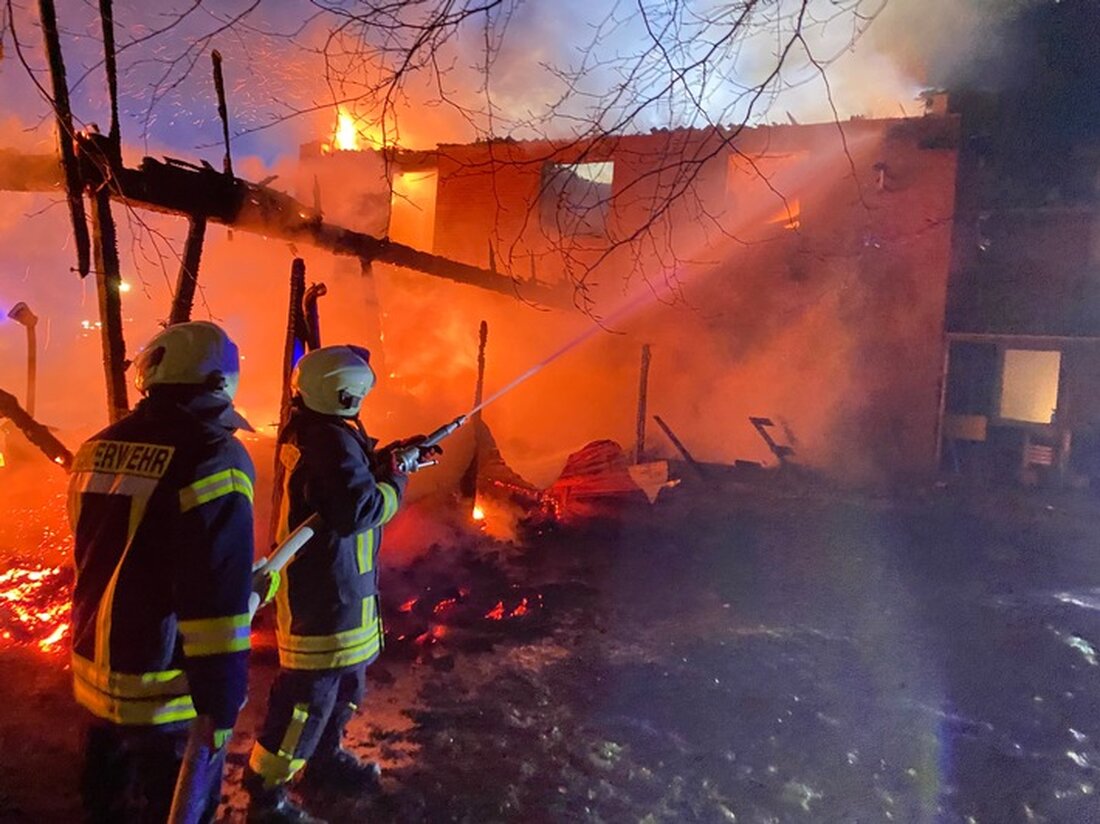 In Holzdorf, am 5. April 2025, löschen 140 Einsatzkräfte ein Großfeuer im Carport eines Einfamilienhauses. Verletzte gab es keine.