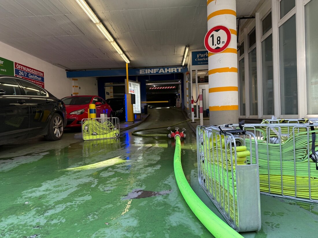 Dichter Brandrauch in einer Großgarage in Düsseldorfs Innenstadt führte zu einem schnellen FEUERWEHREINSATZ, drei Fahrzeuge zerstört.