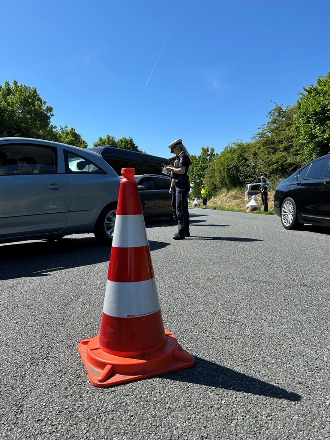 Polizei Borken führt Großkontrolle an der B54 in Gronau durch. Drogenfunde und Verkehrsverstöße im Fokus der Maßnahmen.