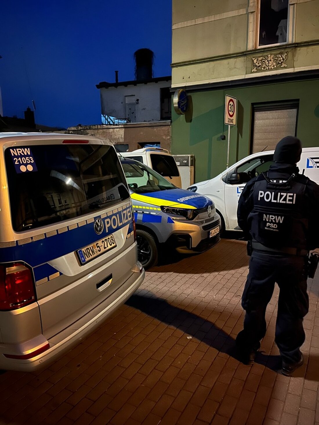 Polizei und städtische Behörden führen in Velbert umfangreiche Kontrollen in vier Wohnobjekten durch. Fokus liegt auf Melderecht und Sicherheit.