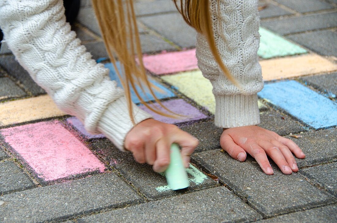 "Erleben Sie am 13. September von 16:00 bis 18:30 Uhr die temporäre Spielstraße in der Gründerstraße, Bohnsdorf! Kinder und Anwohner sind herzlich eingeladen, die Straße für Spiel, Sport und Begegnung zu nutzen. Fördern Sie Lebensqualität und nachbarschaftliches Miteinander – wir freuen uns auf Ihr Kommen!"