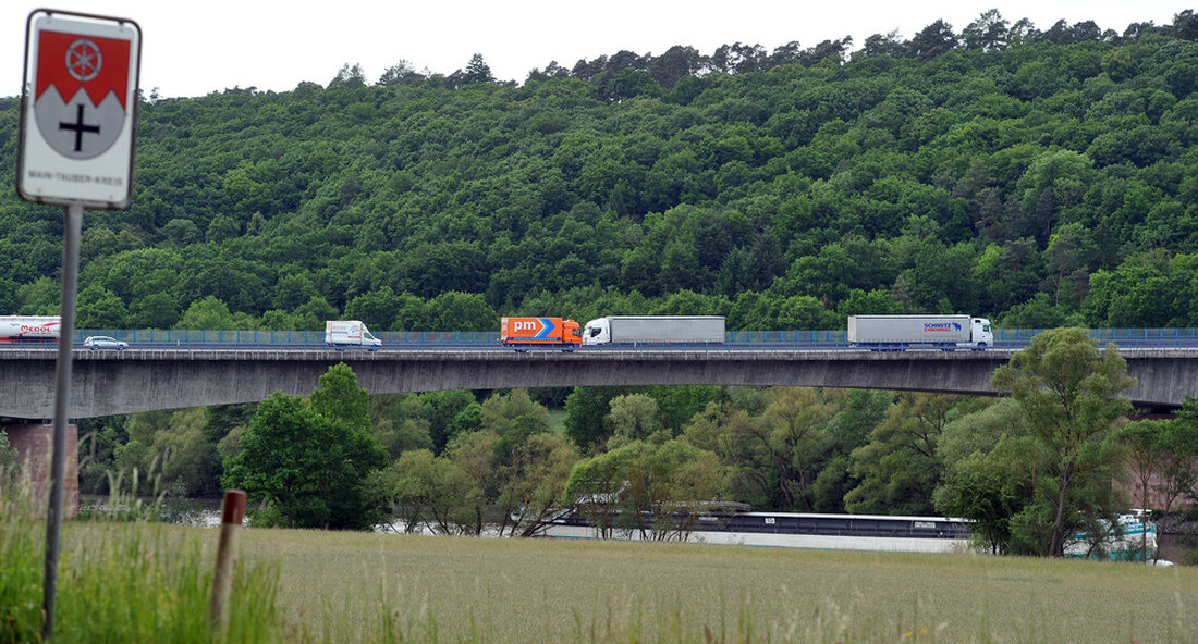 Die Landesregierung hat beschlossen, das Verfahren für den Bau von zwei neuen Mainbrücken in Collenberg und Wertheim einzuleiten. Jetzt beginnt ein mehrstufiges Verfahren, in dem das Landtag in mehreren Schritten über den geplanten Staatsvertrag zwischen Baden-Württemberg und dem Freistaat Bayern entscheidet. Zwei neue Gebäude für Mainbrücken sind heute einen entscheidenden Schritt weiter gegangen. Das Kabinett hat für die Verfahren der beiden Projekte „Verlegung der Staatsstraße L 2310 neu / St 2315 bei Collenberg (Landkreis Kirschfurt) mit Neubau einer Hauptbrücke“ und „Ersatzbau der Hauptbrücke bei Wertheim-Kreuzwertheim“ „, die gemeinsam mit dem Freistaat Bayern durchgeführt werden sollen, sollte grünes Licht gegeben werden. …