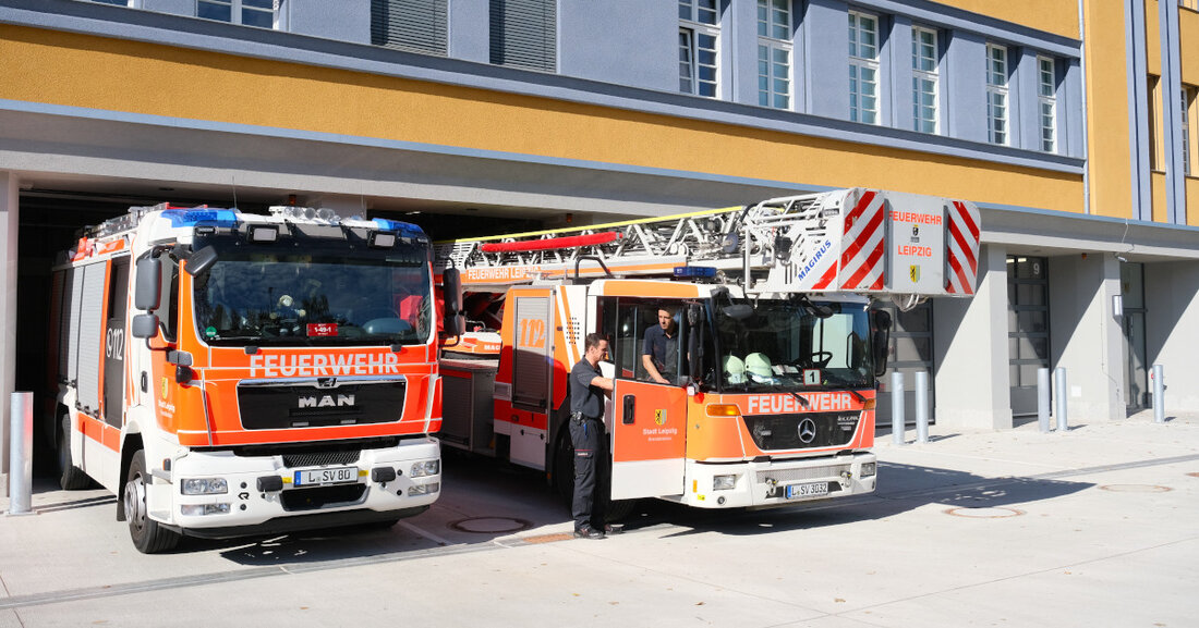 Grundausbildung der Feuerwehr weiter bei der Branddirektion Die im Jahr 2021 begonnene Grundausbildung für die Berufsfeuerwehr wird zum 1. März 2023 bei der Branddirektion Leipzig fortgeführt. Den entsprechenden Vertrag haben Leipzigs Oberbürgermeister Burkhard Jung und Armin Schuster, Sächsischer Staatsminister des Innern, am 22. Februar 2023 unterzeichnet. Sanierte Feuerwache am Goerdelerring kurz vor der offiziellen Übergabe © Stadt Leipzig/sf Personellen Nachwuchs sicherstellen Ziel ist es, die enormen Personalbedarfe, welche unter anderem auf Grund der altersbedingten Abgänge in den nächsten Jahren zu erwarten sind, auszugleichen und die personellen Herausforderungen des neu aufgestellten Brandschutzbedarfsplans zu erfüllen. „Wir benötigen in den nächsten Jahren dringend &hellip;