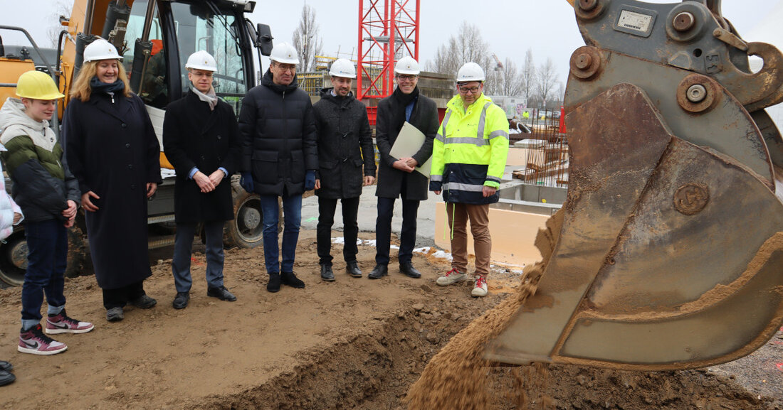 Grundstein für das neue Gymnasium an der Messe-Allee gelegt In Leipzig-Wiederitzsch entsteht an der Messe-Allee ein Bildungscampus. Neben der bereits eröffneten Oberschule haben am 23. Januar 2023 Bürgermeister Thomas Dienberg und Schulleiterin Juliane Baron den Grundstein für ein neues fünfzügiges Gymnasium gelegt. Das Schulgebäude entsteht auf dem Gelände des ehemaligen Holzveredelungswerkes auf dem östlichen Baufeld inklusive der Außenanlagen, einer Dreifachsporthalle und ergänzender Freisportanlagen für beide Schulen. Nach Fertigstellung können dort 1.120 Schülerinnen und Schüler lernen. Zusätzlich ist eine Maximalbelegung/Kapazitätserweiterung bis auf 1.400 Kinder geplant. Die Dreifeldsporthalle wird mit mobiler Zuschauertribüne für 199 Personen errichtet, um den Schulsport abzusichern und darüber &hellip;