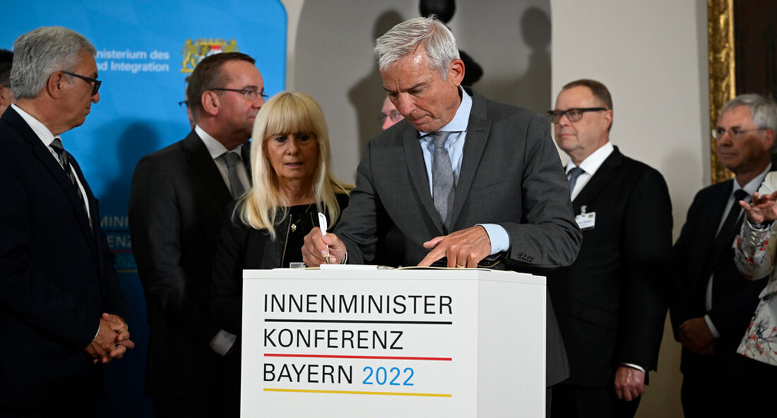 Die Innenministerkonferenz legt den Grundstein für das gemeinsame Kompetenzzentrum Bevölkerungsschutz. Sie wird zum Motor der Krisenprävention und Krisenbewältigung auf Bundes- und Landesebene. Die Innenminister und Innensenatoren von Bund und Ländern haben Innenministerkonferenz (IMK) das Gemeinsames Kompetenzzentrum Bevölkerungsschutz (GeKoB) mit der Unterzeichnung der Verwaltungsvereinbarung gegründet. In der GeKoB arbeiten Bund und Länder partnerschaftlich und an einem Tisch zu allen für den Bevölkerungsschutz relevanten Themen zusammen. Daher soll das Risiko- und Krisenmanagement in Deutschland künftig stärker vernetzt und verbessert werden. Zukunftssicheres Krisenmanagement – kurz GeKoB Baden-württembergischer Innenminister Thomas Strobel hatte das gemeinsame Bund-Länder-Kompetenzzentrum unter seinem Dach Präsidentschaft letztes Jahr gestartet. Er freue …