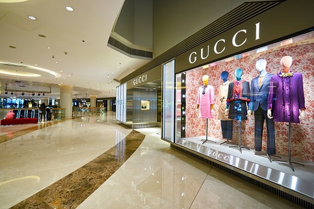 Gucci und Yuga Labs gehen Partnerschaft ein, um Fashion NFTs nach Otherside zu bringen. Die Unternehmen sind eine mehrjährige Partnerschaft eingegangen, um die Verbindung zwischen Web3 und Mode zu erforschen. Der BAYC-Bodenkurs stieg nach den Nachrichten leicht an. Gucci, eine führende High-End-Luxusmodemarke, möchte ihren Marsch in die Welt der NFTs und des Metaversums mit einer neuen Partnerschaft mit Yuga Labs fortsetzen. Gucci ist eine von zahlreichen Modemarken, die in den NFT-Bereich einsteigen, während Yuga Labs der Schöpfer des beliebten NFT-Projekts Bored Ape Yacht Club (BAYC) ist. Gucci und Yuga Labs arbeiten zusammen, um Web3 und Mode zu erforschen Laut einem …