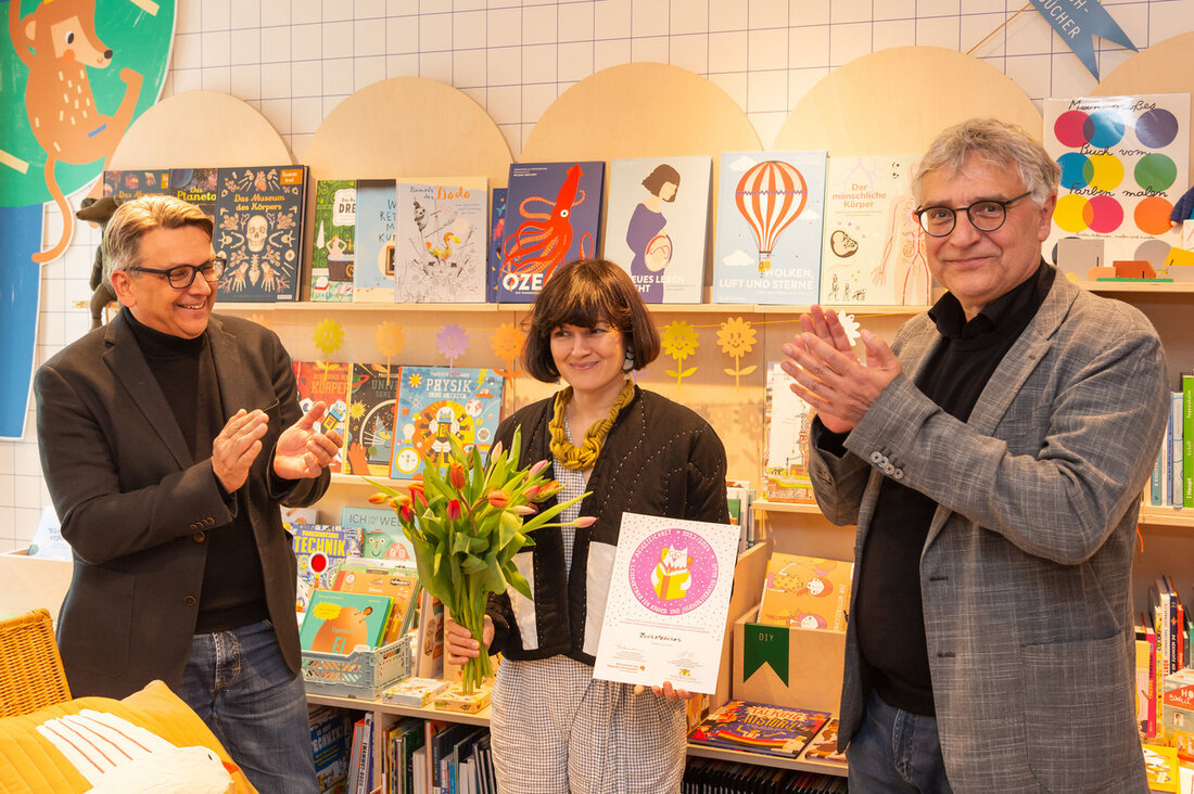 25 Buchhandlungen im Land erhalten das Gütesiegel „Ausgezeichneter Lesepartner für Kinder- und Jugendliteratur in Baden-Württemberg 2023/2024“. Mit der Auszeichnung würdigen der Börsenverein des Deutschen Buchhandels und das Land Baden-Württemberg das Engagement der Buchhändlerinnen und Buchhändler im Bereich der Leseförderung. 25 Buchhandlungen in Baden-Württemberg erhalten das Gütesiegel „Ausgezeichneter Lesepartner für Kinder- und Jugendliteratur in Baden-Württemberg 2023/2024“. Mit der Auszeichnung würdigen der Börsenverein des Deutschen Buchhandels und das Land Baden-Württemberg das Engagement der Buchhändlerinnen und Buchhändler im Bereich der Leseförderung. „Lesen lohnt sich! Das zeigen unsere Kinder- und Jugendbuchhandlungen im ganzen Land dem jungen Lesepublikum mit vielen Aktionen“, sagte Kunststaatssekretär Arne Braun …