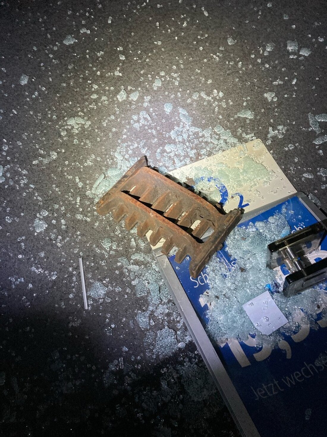 In Hattingen wurde in der Nacht zum 13.03.2025 ein Handyladen mit einem Gullideckel eingedrungen. Polizei sucht Zeugen.