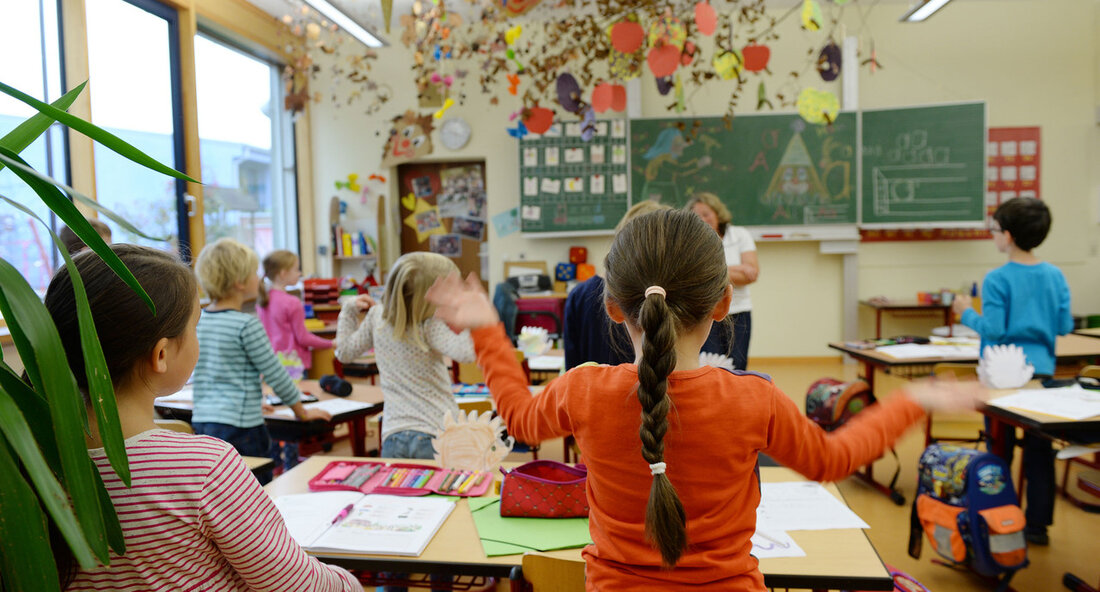 Die aktuellen Ergebnisse der bundesweiten Vergleichsarbeiten VERA 3 und VERA 8 für das Jahr 2024 zeigen, dass viele Schülerinnen und Schüler in Baden-Württemberg nach wie vor die Mindeststandards beim Lesen, im Zuhören sowie in Mathematik nicht erreichen. Über 80.000 Schülerinnen und Schüler haben im Frühjahr 2024 an den Tests teilgenommen, die Lehrkräften Rückmeldung über die Kompetenzen ihrer Schülerinnen und Schüler im Vergleich zu den Bildungsstandards der Kultusministerkonferenz geben. Besonders deutlich wird der Einfluss des sozialen Hintergrunds auf den Bildungserfolg. Die Leistungsunterschiede zwischen Kindern mit deutscher und einer anderen Alltagssprache sind groß, wobei mehr Schülerinnen und Schüler, die im Alltag nicht …