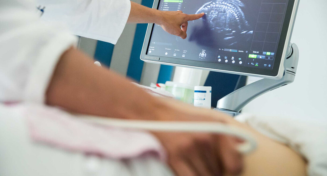 Baden-Württemberg: Neues Förderprogramm zur Qualifikation von Sprachmittlern im Gesundheitswesen gestartet Stuttgart – In einem bedeutenden Schritt zur Verbesserung der Gesundheitsversorgung für Migrantinnen und Migranten hat das Land Baden-Württemberg ein spezielles Förderprogramm zur Qualifikation von Sprachmittlern initiiert. Jährlich investiert die Landesregierung 6,2 Millionen Euro in ein Sprachförderprogramm, doch gerade in der Anfangsphase ihres Aufenthalts sind viele Neuhinzugezogene auf Dolmetscherleistungen angewiesen. Sprachbarrieren und kulturelle Missverständnisse können bereits bei Arztbesuchen zu ernsthaften Problemen führen – von ungenauen Diagnosen bis hin zu vermeidbaren gesundheitlichen Risiken. „Wir haben in Baden-Württemberg bereits ein gutes Angebot von ehrenamtlichen Dolmetscherpools“, äußerte Gesundheitsminister Manne Lucha. „Es ist mir wichtig, …