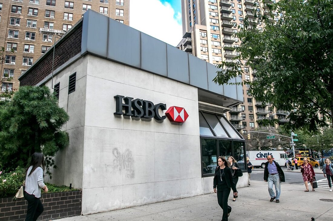 HSBC Australien wird ab dem 24. Juli 2024 alle Kundenzahlungen an Kryptobörsen blockieren. Die Bank teilte ihren Kunden in einer E-Mail mit, dass die Entscheidung auf die zunehmende Zahl von Krypto-Anlagebetrugsfällen zurückzuführen sei. Einem aktuellen Bericht zufolge haben Australier im Jahr 2023 durch derartige Krypto-Betrügereien 171 Millionen Dollar verloren. HSBC Australien hat damit begonnen, Zahlungen an Krypto-Börsen zu blockieren und verweist auf zunehmende Betrugsfälle. Die Bank teilte ihren Kunden mit, dass die neue Maßnahme am 24. Juli in Kraft getreten sei und alle Bankkonten und Kreditkartenzahlungen an Kryptowährungsbörsen blockiert seien. Mindestens sechs große Banken in Australien blockieren derzeit Zahlungen an …