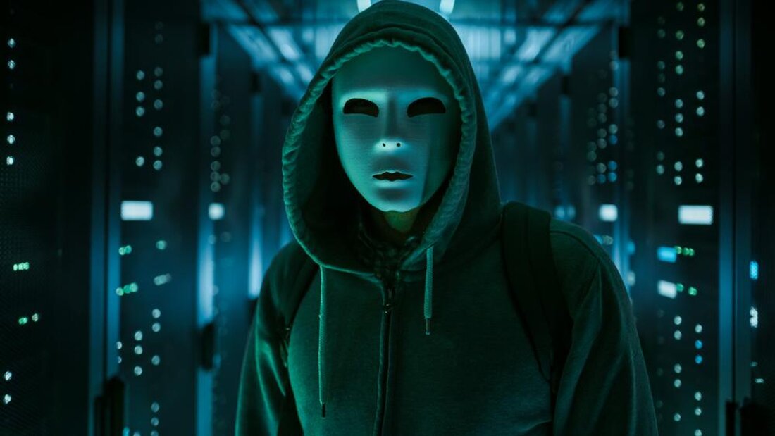 Es ist derzeit nicht klar, wie es den Hackern gelungen ist, die Sicherheitslücke auszunutzen, aber OpenSea hat den Handel für die 15 gestohlenen NFTs eingefroren. Die Sicherheitslücken von OpenSea haben die Community gezwungen, die Sicherheit und die Dezentralisierung der Plattform in Frage zu stellen. In einem weiteren unglücklichen Ereignis gelang es Hackern, 15 der beliebten Bored Ape NFTs vom Ethereum-basierten NFT-Marktplatz OpenSea zu stehlen. Laut Todd Kramer, dem Besitzer der NFTs, hat der Hacker insgesamt 15 Affen und Mutanten gestohlen. Um den Kontext zu verdeutlichen, betrug der Gesamtwert all dieser NFTs zusammen unglaubliche 2,2 Millionen US-Dollar. Diese NFTs auf dem …