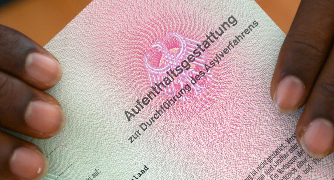 Die Härtefallkommission Baden-Württemberg startet in die achte Amtszeit und ist zur ersten Sitzung zusammengekommen. Sie entscheidet über humanitär schwierige Sonderfälle, für die das Ausländerrecht keine befriedigende Lösung anbietet. Die Härtefallkommission beim Ministerium der Justiz und für Migration Baden-Württemberg ist am 26. April 2023 zur ersten Sitzung der achten Amtszeit zusammengekommen. Der für den Bereich Migration zuständige Staatssekretär Siegfried Lorek begrüßte die Mitglieder der neu zusammengesetzten Kommission: „Eine humanitäre Flüchtlingspolitik muss auch besondere individuelle Integrationsleistungen honorieren und humanitäre Härten abfedern. Hierzu leisten Sie mit Ihrer Tätigkeit in der Härtefallkommission einen wichtigen Beitrag. Es ist ein ausgesprochen verantwortungsvolles Ehrenamt. Für dieses Engagement …