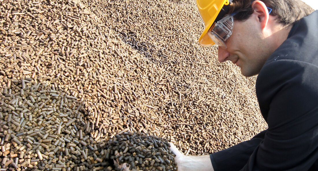 Bund und Länder haben sich auf eine Härtefallregelung für Haushalte geeinigt, die mit Heizöl oder Holzpellets heizen. Damit ist eine wesentliche Grundlage geschaffen, damit das Land die betroffenen Bürgerinnen und Bürger bald entlasten kann. Bund und Länder haben sich in einer Verwaltungsvereinbarung auf die Details einer Härtefallregelung für Privathaushalte verständigt, die sogenannte „nicht leitungsgebundene“ Energieträger nutzen. Somit können demnächst Haushalte entlastet werden, die mit Energieträgern wie Heizöl oder Holzpellets heizen, wenn sie in 2022 von besonders starken Preissteigerungen betroffen waren. Energieministerin Thekla Walker spricht von einem weiteren wichtigen Zwischenschritt der Bundesländer, die für die Umsetzung zuständig sind. „Damit ist eine …